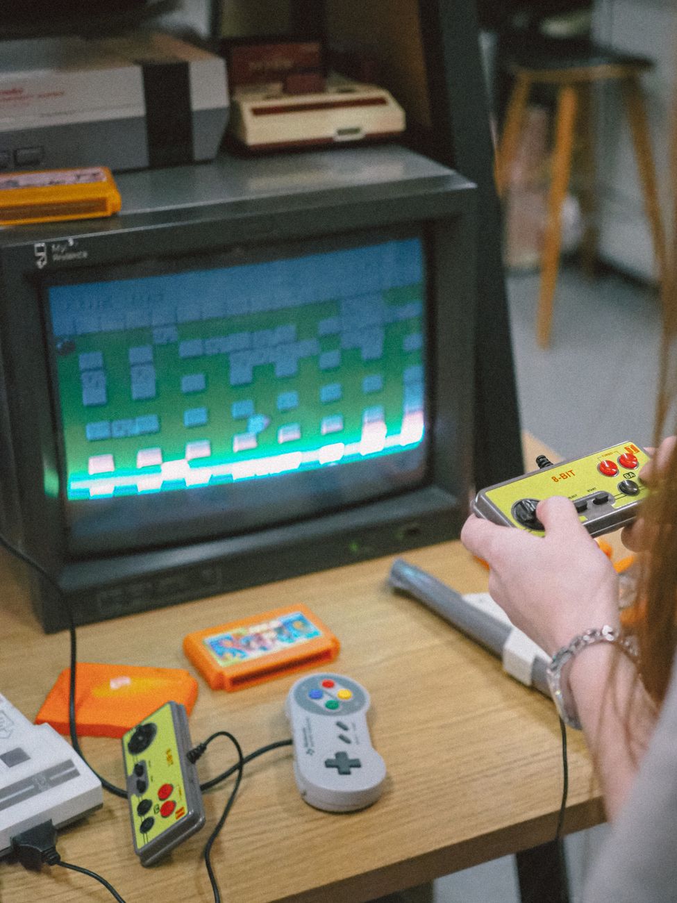Närbild på en klassisk spelkontroll och gaming-skärm